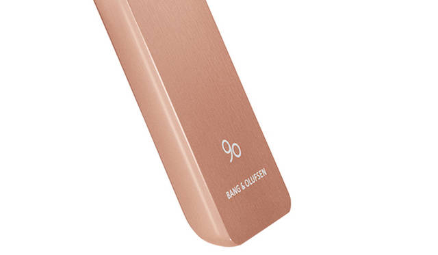 <strong>Bang & Olufsen｜バング＆オルフセン  Love Affair Collection BeoRemote One</strong><br />1つのアルミニウムプレートから成型され、人間工学に基づいたデザインを採用。適度な重さは一度手に持ったら離したくなくなるほど。4万3000円（税抜）