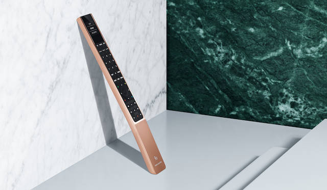 <strong>Bang & Olufsen｜バング＆オルフセン  Love Affair Collection BeoRemote One</strong><br />1つのアルミニウムプレートから成型され、人間工学に基づいたデザインを採用。適度な重さは一度手に持ったら離したくなくなるほど。4万3000円（税抜）