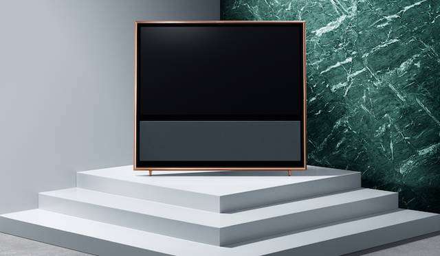 <strong>Bang & Olufsen｜バング＆オルフセン  Love Affair Collection BeoVision 11-46</strong><br />鮮やかな映像と迫力のサウンドを体感できる、オールインワンタイプのスタイリッシュなエンターテイメントシステム。極上の映像体験が楽しめる。イーゼルスタンドおよびBeoRemote Oneリモコンを含む。127万8000円（税抜）