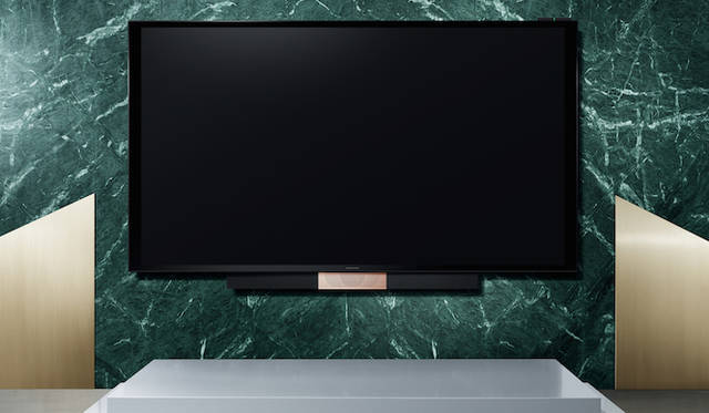 <strong>Bang & Olufsen｜バング＆オルフセン  Love Affair Collection BeoVision Avant 85</strong><br />最高品質の映像とテレビの常識を超えるサウンドで、リビングルームを本物の映画館のような空間に。フロアスタンド、BeoRemote Oneリモコン含む。454万3000円（税抜） 