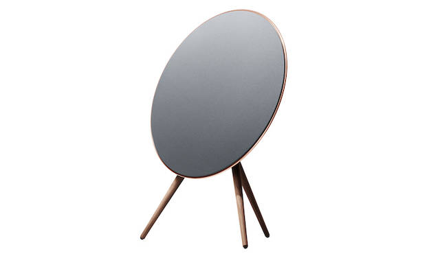 <strong>Bang & Olufsen｜バング＆オルフセン  Love Affair Collection BeoPlay A9</strong><br />優雅な雰囲気を携え、家具のように美しく設計されたワイヤレススピーカー。ワンタッチで再生できることから、魔法のような操作感を味わえる。大音量で美しいサウンドが魅力。22万円（税抜） 