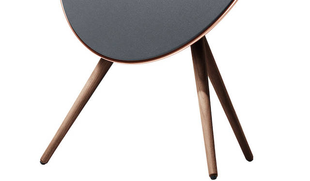 <strong>Bang & Olufsen｜バング＆オルフセン  Love Affair Collection BeoPlay A9</strong><br />優雅な雰囲気を携え、家具のように美しく設計されたワイヤレススピーカー。ワンタッチで再生できることから、魔法のような操作感を味わえる。大音量で美しいサウンドが魅力。22万円（税抜） 