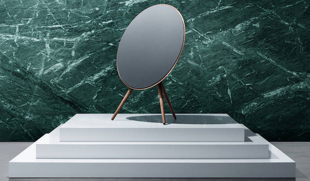 <strong>Bang & Olufsen｜バング＆オルフセン  Love Affair Collection BeoPlay A9</strong><br />優雅な雰囲気を携え、家具のように美しく設計されたワイヤレススピーカー。ワンタッチで再生できることから、魔法のような操作感を味わえる。大音量で美しいサウンドが魅力。22万円（税抜） 