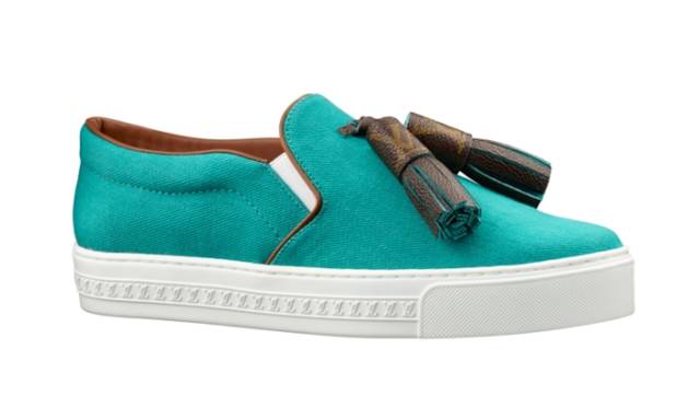 スニーカー　9万6120円（予定価格）