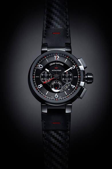 <strong>タンブール エヴォリューション イン ブラック クロノグラフ GMT</strong><br>ケース｜DLC加工ステンレススチール<br>直径｜45mm<br>ムーブメント｜自動巻き（Cal.LV92）<br>機能｜クロノグラフ（30分積算計、12時間積算計）、第2時間帯表示、昼夜表示、日付表示<br>ストラップ｜カーフ（エンボスカーボン仕上げ）<br>防水性｜100ｍ<br>発売時期｜4月予定<br/>予価｜108万5,000円（税抜）