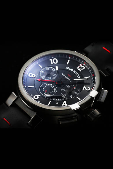 <strong>タンブール エヴォリューション イン ブラック クロノグラフ GMT</strong><br>ケース｜DLC加工ステンレススチール<br>直径｜45mm<br>ムーブメント｜自動巻き（Cal.LV92）<br>機能｜クロノグラフ（30分積算計、12時間積算計）、第2時間帯表示、昼夜表示、日付表示<br>ストラップ｜カーフ（エンボスカーボン仕上げ）<br>防水性｜100ｍ<br>発売時期｜4月予定<br/>予価｜108万5,000円（税抜）