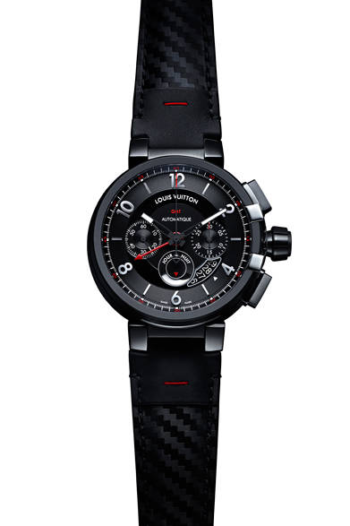 <strong>タンブール エヴォリューション イン ブラック クロノグラフ GMT</strong><br>ケース｜DLC加工ステンレススチール<br>直径｜45mm<br>ムーブメント｜自動巻き（Cal.LV92）<br>機能｜クロノグラフ（30分積算計、12時間積算計）、第2時間帯表示、昼夜表示、日付表示<br>ストラップ｜カーフ（エンボスカーボン仕上げ）<br>防水性｜100ｍ<br>発売時期｜4月予定<br/>予価｜108万5,000円（税抜）