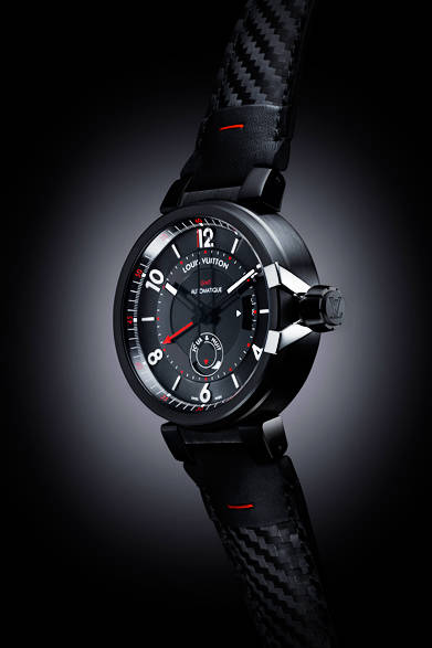 <strong>タンブール エヴォリューション イン ブラック クロノグラフ GMT</strong><br>ケース｜DLC加工ステンレススチール<br>直径｜45mm<br>ムーブメント｜自動巻き（Cal.LV92）<br>機能｜クロノグラフ（30分積算計、12時間積算計）、第2時間帯表示、昼夜表示、日付表示<br>ストラップ｜カーフ（エンボスカーボン仕上げ）<br>防水性｜100ｍ<br>発売時期｜4月予定<br/>予価｜108万5,000円（税抜）