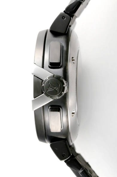 <strong>タンブール エヴォリューション イン ブラック クロノグラフ GMT</strong><br>ケース｜DLC加工ステンレススチール<br>直径｜45mm<br>ムーブメント｜自動巻き（Cal.LV92）<br>機能｜クロノグラフ（30分積算計、12時間積算計）、第2時間帯表示、昼夜表示、日付表示<br>ストラップ｜カーフ（エンボスカーボン仕上げ）<br>防水性｜100ｍ<br>発売時期｜4月予定<br/>予価｜108万5,000円（税抜）