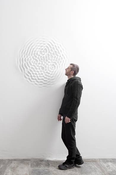 アーティストのロリス・チェッキーニ氏