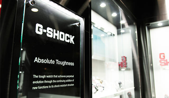 「EDGE」のロゴが店内にも掲げられている