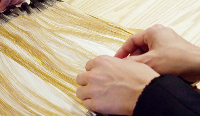 ビックリするほど極細にカットされた金箔。これが１本ずつ織り込まれていく