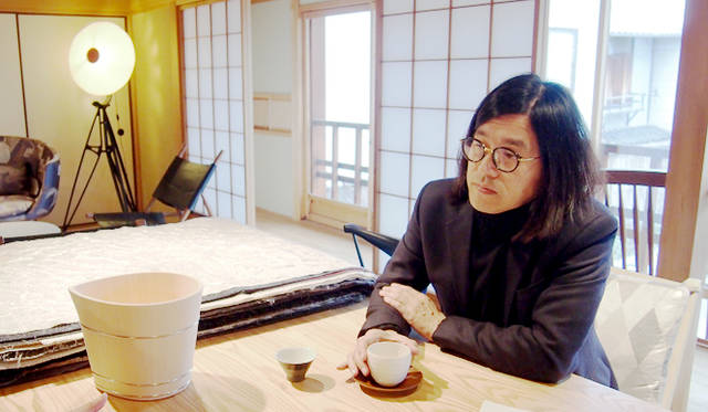 中川木工芸のシャンパンクーラーを前に、感心しきりの祐真