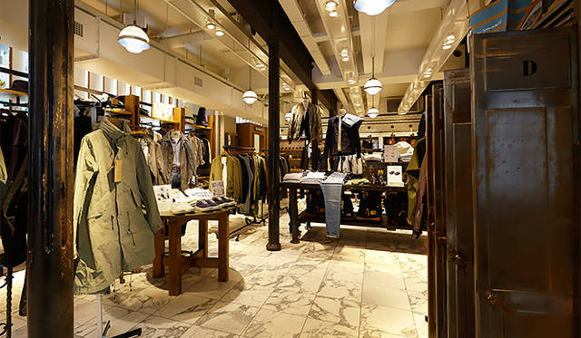 ジャーナル スタンダード 表参道 1階。カジュアルからドレス、モードまで、モダンなセレクトを展開するメンズフロア