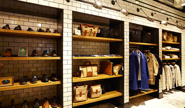 ジャーナル スタンダード 表参道 1階。奥にはオーセンティックなバッグやシューズなどの小物類が並ぶ