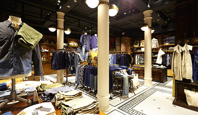 ジャーナル スタンダード 表参道 地下1階。タイル張りの床と、大きな柱が印象的なインテリア。