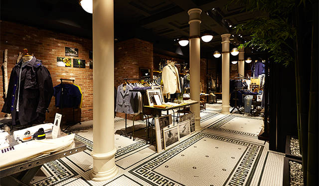 ジャーナル スタンダード 表参道 地下1階。1階とはまた異なるラインナップで、メンズウエアのセレクトの幅を広げた。このフロアでもまた、ポップアップショップが展開される
