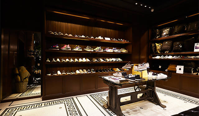 ジャーナル スタンダード 表参道 地下1階。スニーカーやバックパックなど、都会的なスポーツミックススタイルに必要なアイテムを豊富にセレクト
