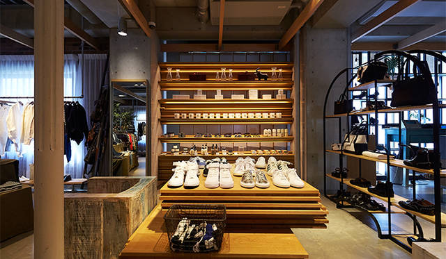 ジャーナル スタンダード 表参道 2階。ウィメンズのアイテムを扱うこのフロアは、大きくとられた採光窓により、明るい空間に。階段をのぼると、春らしいスニーカーと、棚に並んだオーガニックなコスメが出迎えてくれる