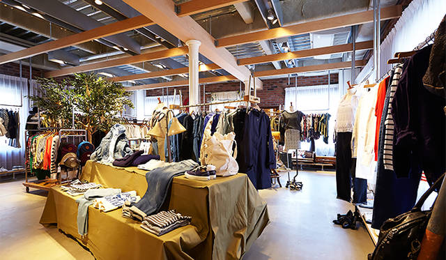 ジャーナル スタンダード 表参道 2階。オーセンティックなスタイルを求める女性たちに支持されつづけてきたジャーナル スタンダード。この表参道のフラッグシップショップでは、別注品なども多数展開され、セレクトのオリジナリティも一層高まっている