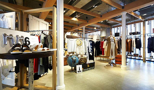 ジャーナル スタンダード 表参道 2階。明るいトーンでクリーンな印象を演出したフロア内は、窮屈さをまったく感じさせない。シーズンに合わせて変化するインテリアを楽しんでいただきたい