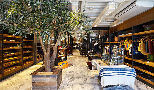 ジャーナル スタンダード 表参道 1階 エントランス付近。アイウエアやバッグ類などが揃う