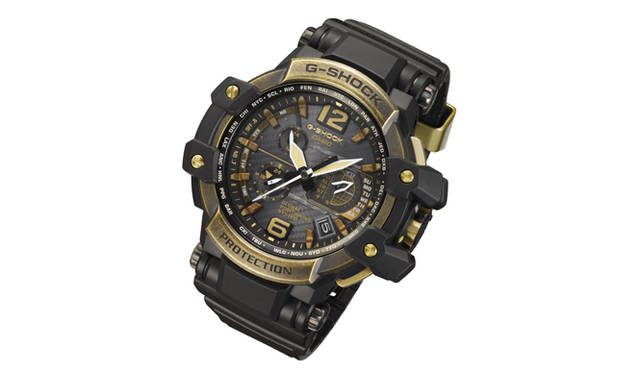 <strong>G-SHOCKGPW-1000TBS</strong><br><br>ケース｜チタン＋64チタン合金（ゴールド エイジドIP加工）<br />直径｜56mm<br />厚さ｜18.8mm<br />ムーブメント｜クォーツ<br />機能｜GPS電波受信機能、マルチバンド６（世界６局の標準電波受信機能）、ワールドタイム（世界40タイムゾーン＋協定世界時）、デュアルダイヤル（本国と現地など任意の２都市の時刻表示）、ストップウォッチ（1/20秒計測、24分計）、タイマー、アラーム、日付・曜日表示、フルオートカレンダー、LEDライト、トリプルGレジストストラップ｜カーボンファイバーインサートレジン<br />防水性｜20気圧<br />発売時期｜7月予定<br />予価｜15万5,000円（税別）<br /><br />