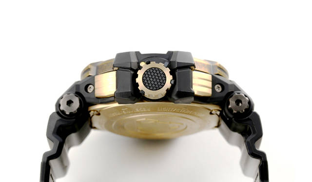 <strong>G-SHOCKGPW-1000TBS</strong><br><br>ケース｜チタン＋64チタン合金（ゴールド エイジドIP加工）<br />直径｜56mm<br />厚さ｜18.8mm<br />ムーブメント｜クォーツ<br />機能｜GPS電波受信機能、マルチバンド６（世界６局の標準電波受信機能）、ワールドタイム（世界40タイムゾーン＋協定世界時）、デュアルダイヤル（本国と現地など任意の２都市の時刻表示）、ストップウォッチ（1/20秒計測、24分計）、タイマー、アラーム、日付・曜日表示、フルオートカレンダー、LEDライト、トリプルGレジストストラップ｜カーボンファイバーインサートレジン<br />防水性｜20気圧<br />発売時期｜7月予定<br />予価｜15万5,000円（税別）<br /><br />