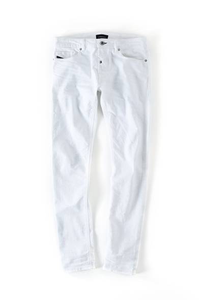 <strong>MENS｜</strong>クリーンなホワイトデニムは、わずかにクラッシュ加工をほどこしてカジュアルダウン。ペンキを弾いたような同色のペイントもさりげなく、きれいめ過ぎずグランジ過ぎない、こなれ感がちょうどいい。デニム4万6440円（ディーゼル ブラック ゴールド）