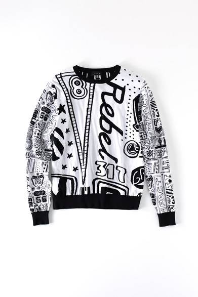 <strong>MENS｜</strong>まるで落書きのようなポップなグラフィックを全面にほどこしたジャガート編みのコットンニット。ほどよく厚みのあるふっくら柔らかな着心地で、360度絵柄が違うから、どこから見ても楽しい。ニット4万9680円（ディーゼル ブラック ゴールド）