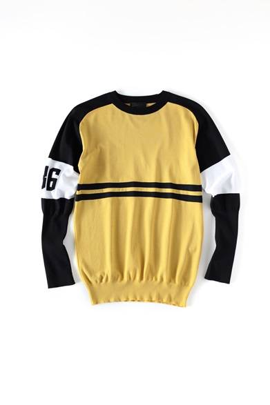 <strong>MENS｜</strong>「モトクロス」からインスピレーションを得たという今季コレクションらしい一枚。ビスコースならではのなめらかな質感は、スポーティなデザインながら品の良い出で立ち。大人のハズしアイテムにぴったり。ニット4万4280円（ディーゼル ブラック ゴールド）