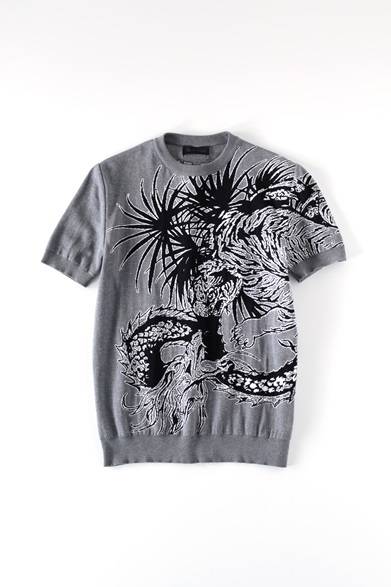 <strong>MENS｜</strong>トレンドアイテムとして注目される半袖ニットも、インパクトのあるグラフィックで差をつけよう。リラックスムードの南国風ボタニカルパターンの中には、じつはタイガー＆ドラゴンが！ ニット4万9680円（ディーゼル ブラック ゴールド）