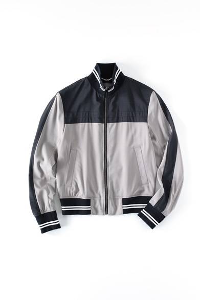 <strong>MENS｜</strong>ボディにはスーツにも使われるウール生地を使用。フォーマルな素材とスポーティなディテールをミックスした今季らしい1着は、カジュアルすぎない仕上がりが大人にちょうどいい。ブルゾン9万6120円（ディーゼル ブラック ゴールド）