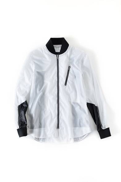 <strong>MENS｜</strong>ボンバージャケットとシャツを組み合わせた、シャツ仕立ての薄手のナイロンジャケット。いつものシャツ代わりに投入すれば、たちまち今年らしいスポーツミックス・スタイルに。ブルゾン4万9680円（ディーゼル ブラック ゴールド）