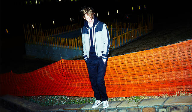 ブルゾン9万6120円、パーカ3万8880円、Tシャツ1万5984円、トラウザーズ4万8600円、スニーカー7万3440円（すべてディーゼル ブラック ゴールド）