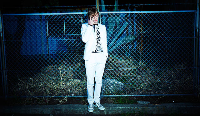 ジャケット7万9920円、ニット4万9680円、トラウザーズ4万4280円、スニーカー7万3440円（すべてディーゼル ブラック ゴールド）