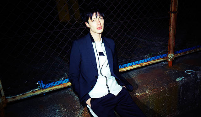 ジャケット8万7480円、ブルゾン4万9680円、スウェット2万8080円、トラウザーズ3万8880円、スニーカー6万2640円（すべてディーゼル ブラック ゴールド）