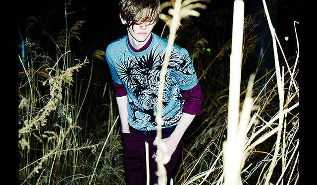 ニット4万9680円、シャツ3万240円、トラウザーズ5万1840円、リング2万3760円、ベルト2万8080円、シューズ6万2640円（すべてディーゼル ブラック ゴールド）