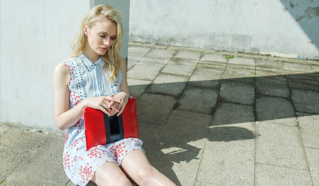 ドレス8万9640円、クラッチバッグ6万1560円（すべてディーゼル ブラック ゴールド）