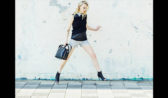 ノースリーブシャツ1万9224円、デニムショートパンツ4万4280円、ブーティ9万9360円、バッグ11万160円、トップス参考商品（すべてディーゼル ブラック ゴールド）