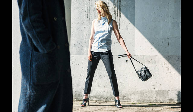 ノースリーブシャツ2万3760円、パンツ5万1840円、サンダル8万4240円、バッグ7万6680円（すべてディーゼル ブラック ゴールド）