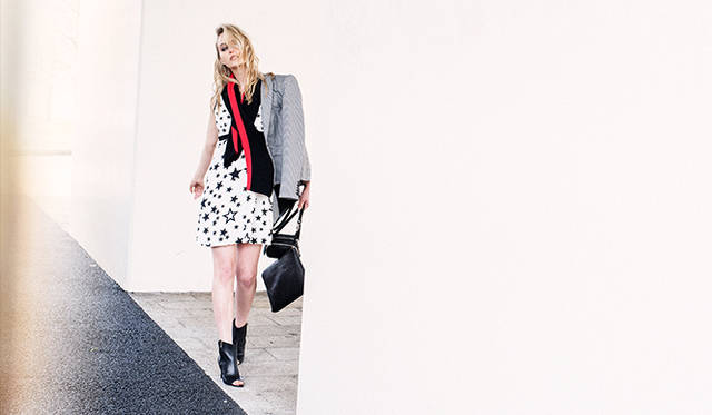 テーラードジャケット8万2080円、ドレス13万3920円、ブーティ9万9360円、クラッチバッグ7万200円、ミニショルダーバッグ6万2640円、スカーフ参考商品（すべてディーゼル ブラック ゴールド）