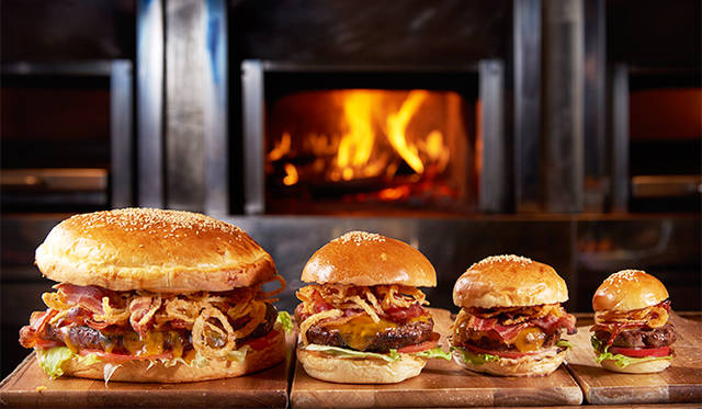 左から「オークドア ハンバーガー ジャイアント」（バンズ直径20センチ） 9288円、「オークドア ハンバーガー レギュラー」（バンズ直径11センチ） 2376円、「オークドア ハンバーガー スモール」（バンズ直径8.5センチ）1782円、「オークドア ハンバーガー スライダー」（バンズ直径6センチ、4つ入り） 2052円