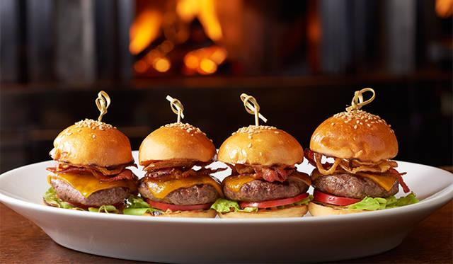 新メニューの「オークドア ハンバーガー スライダー」（バンズ直径6センチ、4つ入り） 2052円