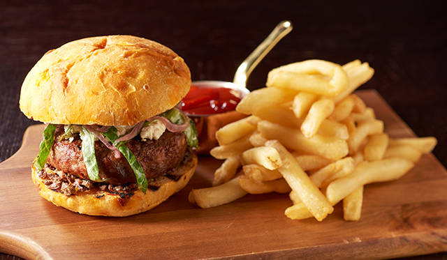 新メニューの「ラムバーガー」 2376円