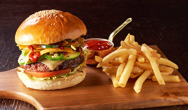 新メニューの「メキシカンバーガー」 2052円