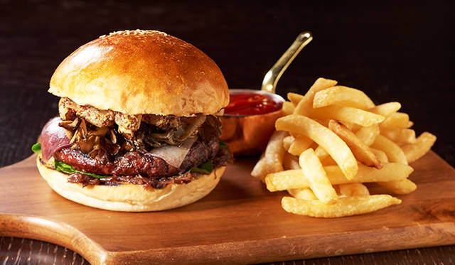 新メニューの「デラックス和牛バーガー」 3456円