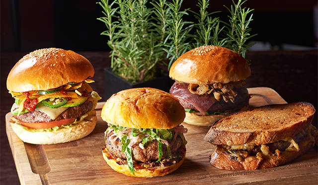 左から「メキシカンバーガー」 2052円、「ラムバーガー」 2376円、「デラックス和牛バーガー」 3456円、「パティーメルト」 2052円