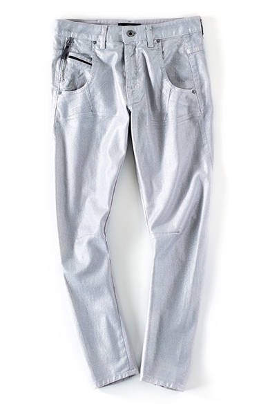<strong>WOMENS｜</strong>淡い光沢を放つ繊細なシルバーカラーのデニムは、いつものグレーデニムよりラグジュアリーで女性らしい着こなしに。薄手で柔らかく、ストレッチが効いているので履き心地もよい。デニム5万7240円（ディーゼル ブラック ゴールド）