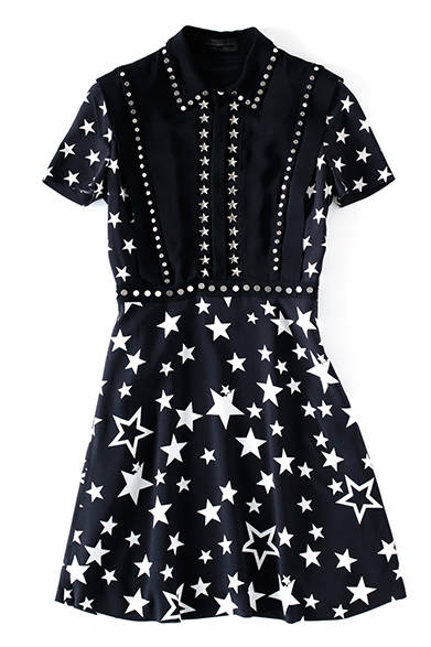 <strong>WOMENS｜</strong>コレクションのキールックでもあるスタープリントのドレスは、今季テーマの「ロカビリー」からのインスピレーション。ポップな柄と、ドレープ感のきれいな女性らしいシルエットとのギャップがたまらない。ドレス22万3560円（ディーゼル ブラック ゴールド）